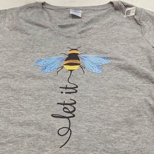 NWT Let It 🐝 vneck tshirt